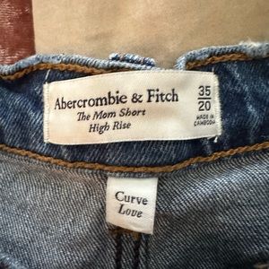 Abercrombie CURVE LOVE - mom short